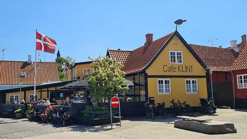 Uteservering på Café Klint med havsutsikt och soliga sittplatser – populärt stopp under Tjörnarpsbuss bussresor till Bornholm.