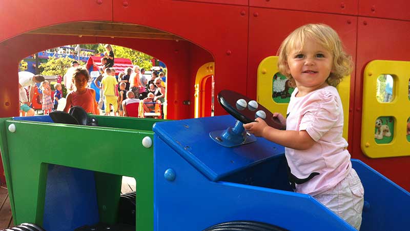 DUPLO� Land p� LEGOLAND� Billund � ett f�rgglatt lekland med DUPLO� Express, flygplan och lekhus f�r de yngsta �ventyrarna.