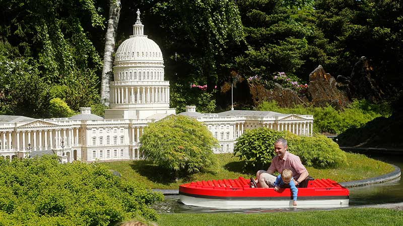 B�ttur p� LEGOLAND� � en rolig b�ttur f�rbi ikoniska LEGO�-byggnader, som Capitoleum i USA