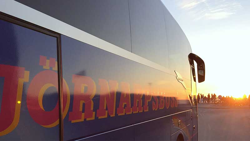 Tjörnarpsbuss i soluppgången redo att köra mot Skagen i Danmark