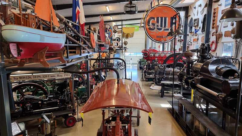 Maskinrummet i Skagen � historiska motorer och teknik i maritim milj�. Ett av Tj�rnarpsbuss stopp under Skagenresan