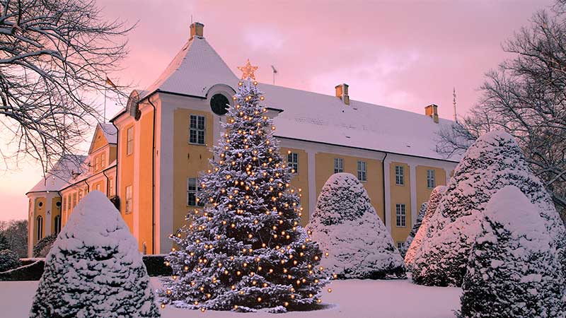 Gavnö slott klätt i snö under en julmarknadsresa Gavnö slott under julmarknaden