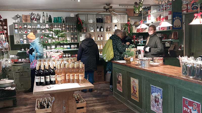 Man shoppar inne i lanthandeln p� Huseby Bruk under julmarknaden.