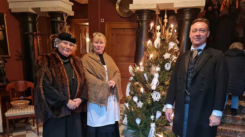Florence Stevens, hush�llerskan och butlern m�ter i fajen till Huseby bruk under julmarknaden