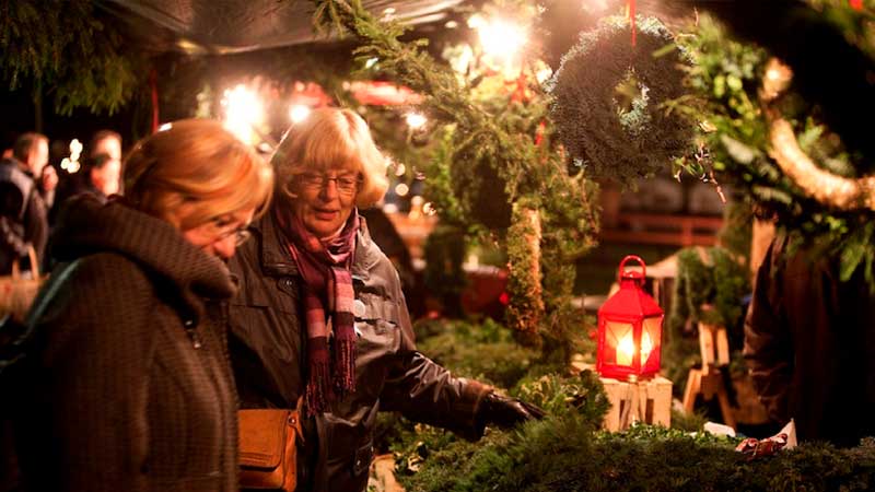 V�nner p� Huseby julmarknad med bodar fyllda med hantverk och delikatesser.