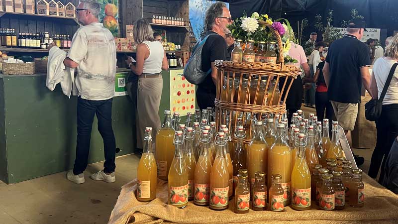 God must och andra delikatesser säljs under äppelmarknaden i Kivik.