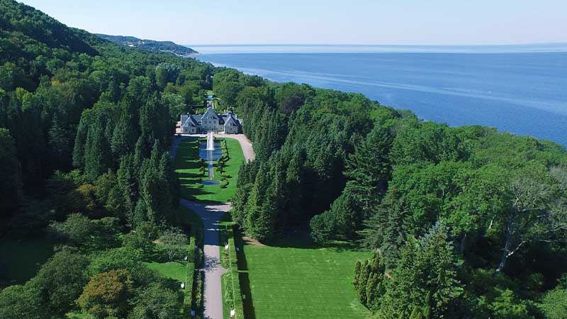 En vacker utsikt �ver Laholmsbukten och Norrvikens tr�dg�rdar med Villa Abelin. 