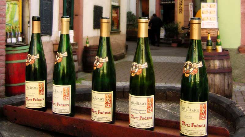 - Tjörnarpsbuss vinresa Alsace vinprovning av lokalt vin i vinkällare