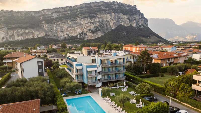 Hotel Holiday Sport och Relax i Torbole Sul Garda sett fr�n ovan med sin stora pool och tr�dg�rd i den norra delen av Gardasj�n.