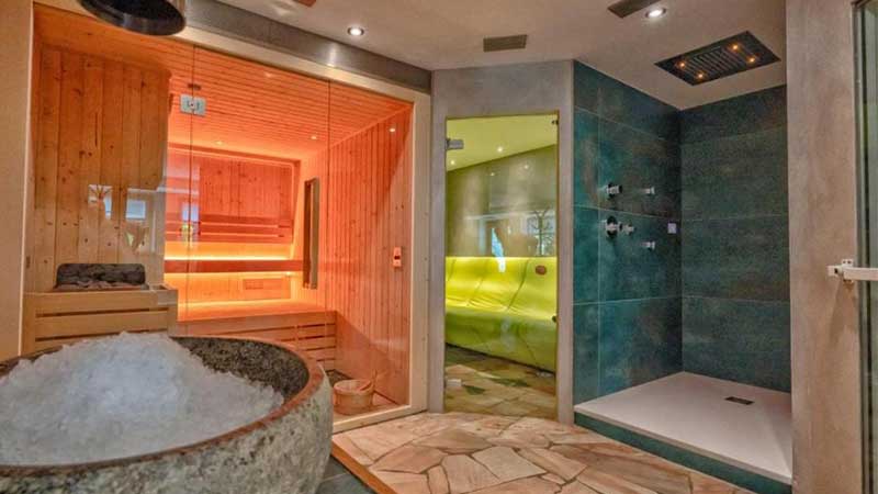 Spa anl�ggningen p� Hotel Fantelli har b�de upplevelse dusch som olika bastur, bubbelbad och is.