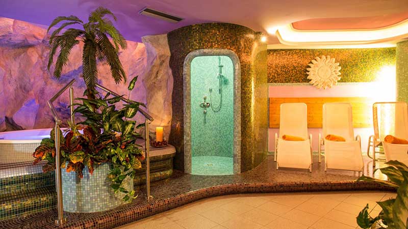Spa avdelningen med bastu, spabad, turkiskt bad och gym på Hotel Jan maria i Canazei.