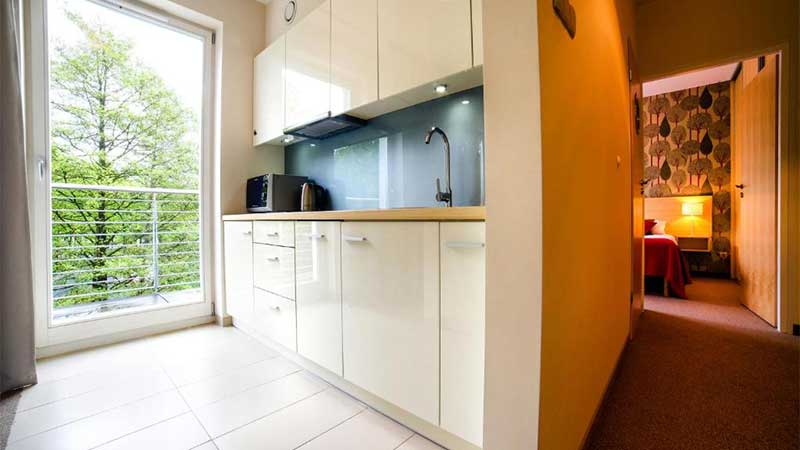 Pentry med balkong och sovrum i bakgrunden på Golden Tulip Mzyzdroje där Tjörnarpsbuss bor på sin SPA resa