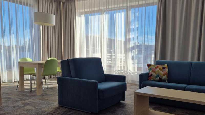 Sittgrupper i vardagsrummet på Golden Tulip Mzyzdroje där vi bor under TJörnarpsbuss SPA resa till Polen.