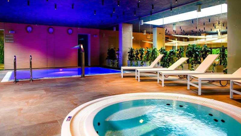 Pool och Jacuzzi i SPA av delningen på Golden Tulip Mzyzdroje där Tjörnarpsbuss kopplar av under sin SPA resa till Polen