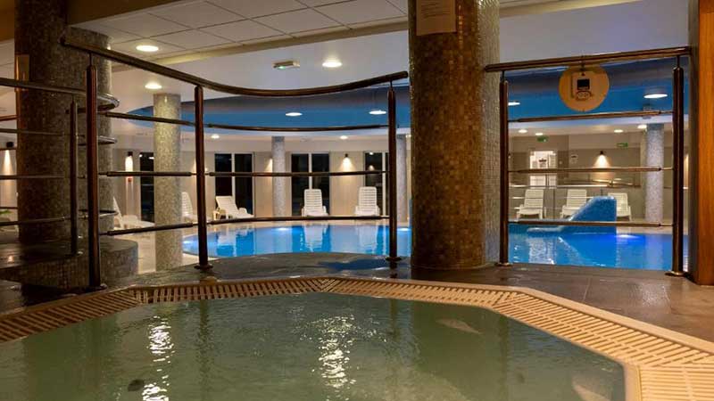 Njut i poolen eller i jacuzzin på Hotel Wolin