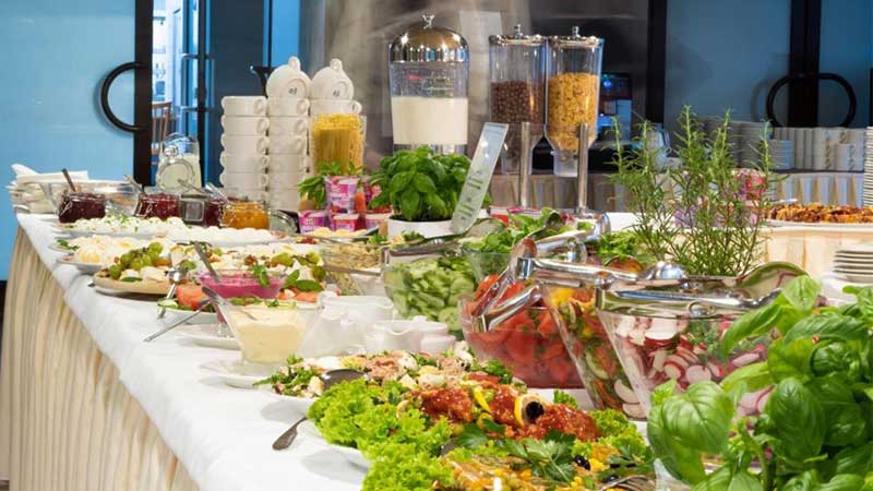 Njut av hotellfrukost på Hotel Wolin