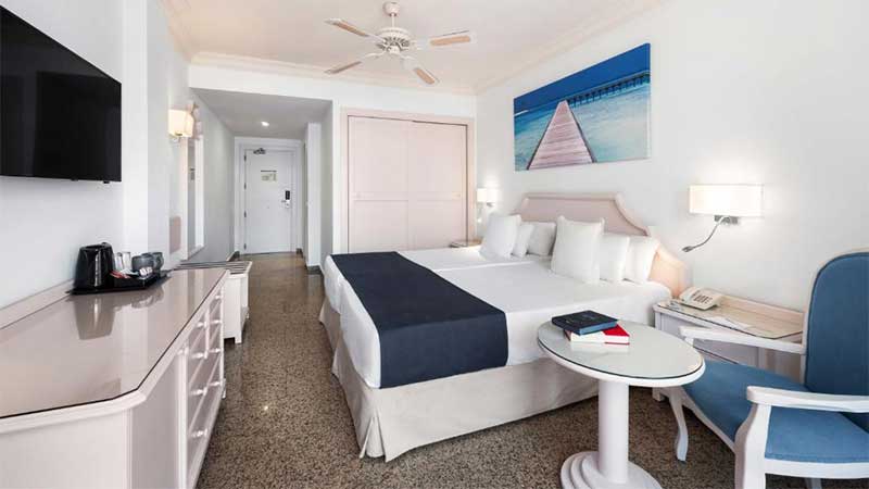 De fr�scha dubbelrummen p� Hotel Mac Puerto Marina p� spanska solkusten 