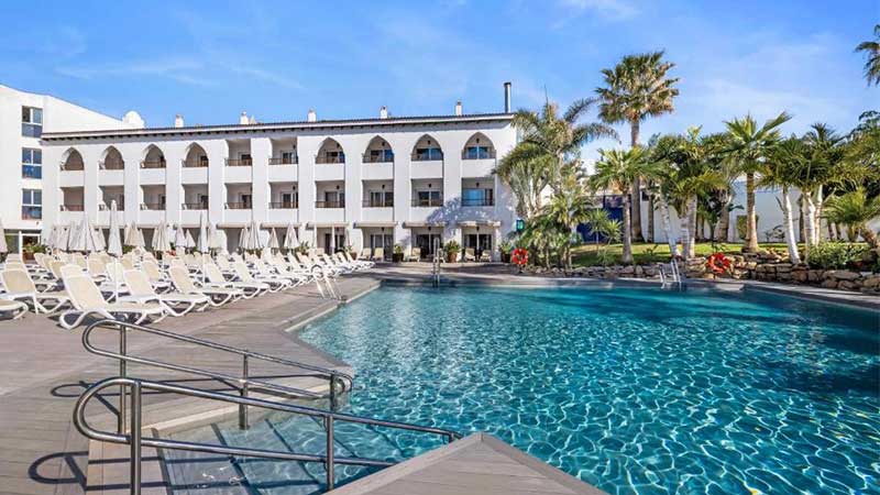 Poolen p� Hotel Mac Puerto Marina vid Costa del Sol den spanska solkusten 