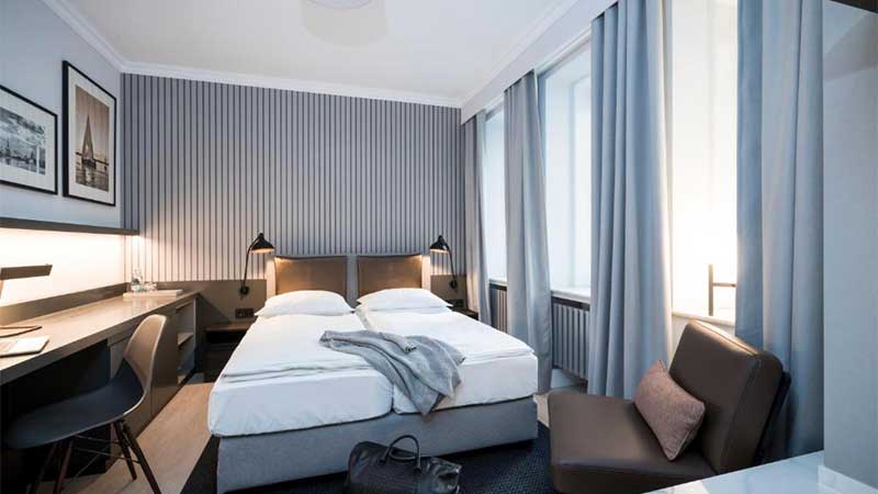 Ett av sovrummen p� Hotel Alster Hof i centrala Hamburg