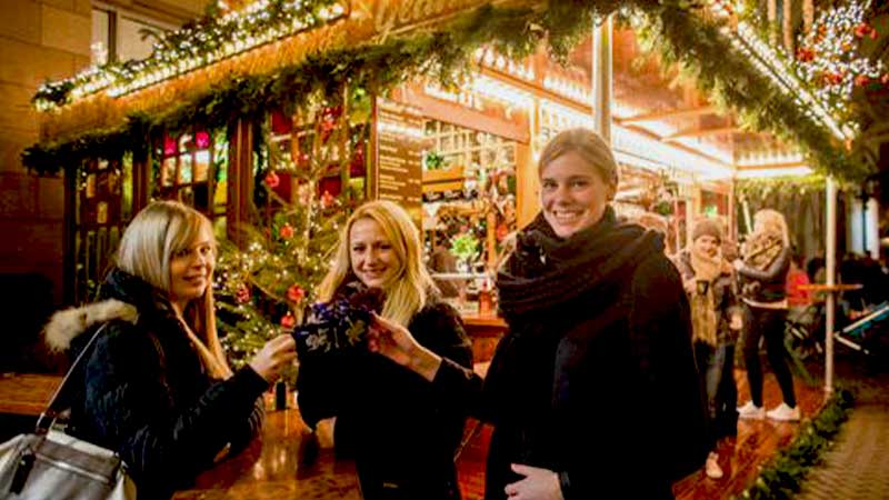 Njut av Gühwein under besöket på Rostocks julmarknad med Tjörnarpsbuss