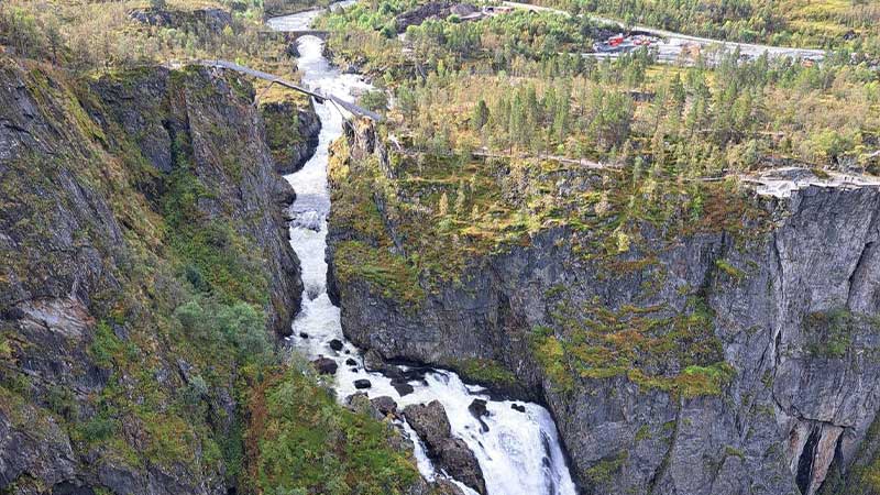 Utsikt fr�n Geilo mot V�ringsfossen � m�ktigt vattenfall omgivet av norska fj�ll och dramatisk natur- Res till Norge med Tj�rnarpsbuss 