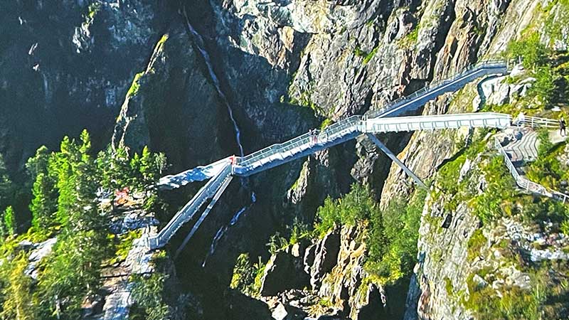 Bro vid V�ringsfossen � designad av Carl-Viggo H�lmebakk, med utsikt �ver vattenfallet och dramatiska berg i norsk natur