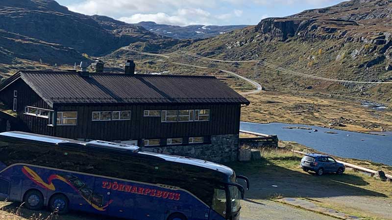 Tj�rnarpsbuss vid ett natursk�nt stopp runt Geilos fj�ll � en paus med utsikt �ver norsk bergsnatur