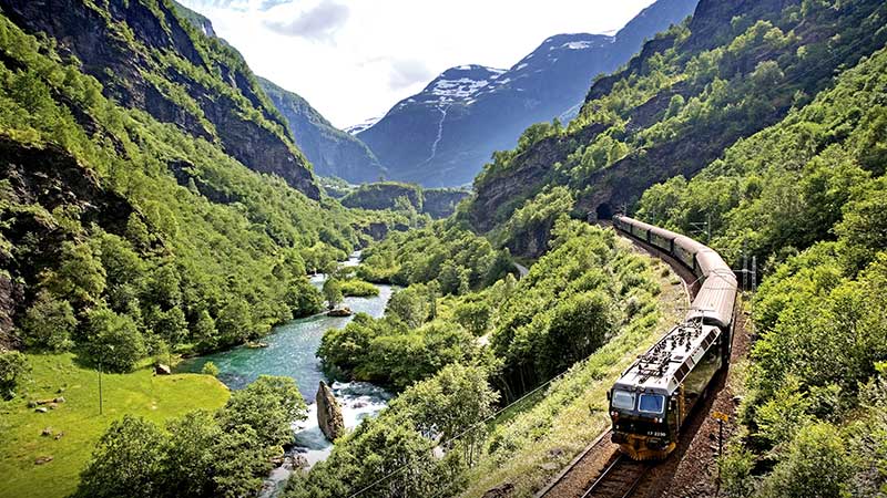 Tjörnarpsbuss på rundresa i Norge och utfykt med Flåmsbanans tågresa mellan Flåm och Myrdal genom fjällandskap