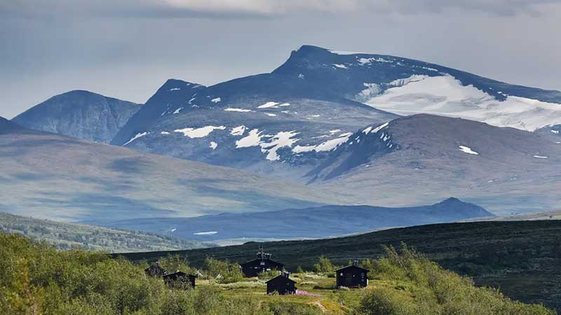 Utsikt över svenska fjällen – vidsträckta berg, dalar och skogar under klar himmel i norra Sverige