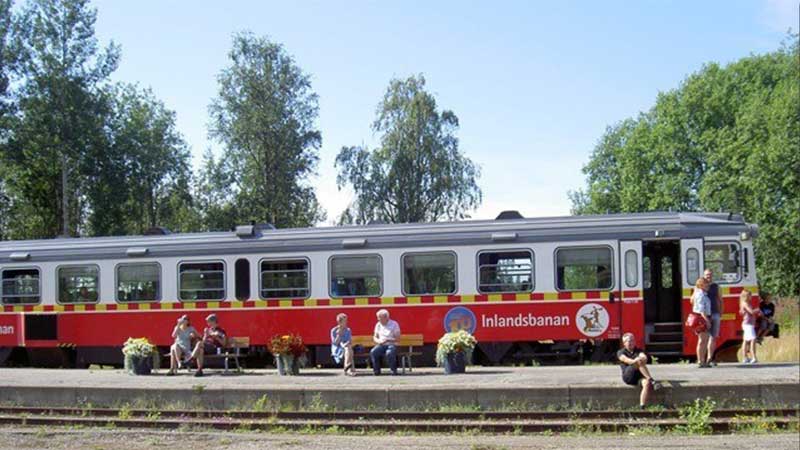 Inlandsbanan slingrar sig genom svenska inlandet � t�gresa genom skogar, sj�ar och vildmark