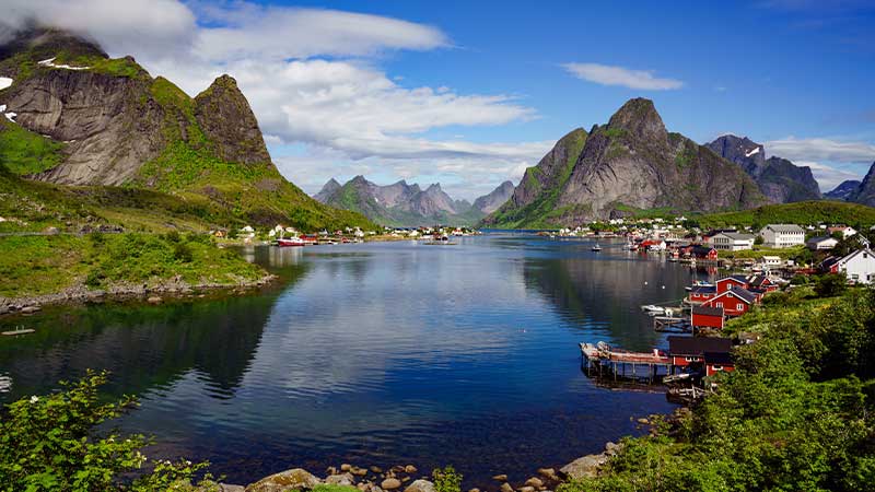 följ med på bussresa med Tjörnarpsbuss genom Lofotens skärgård – dramatiska berg och kustlandskap i Nordnorge