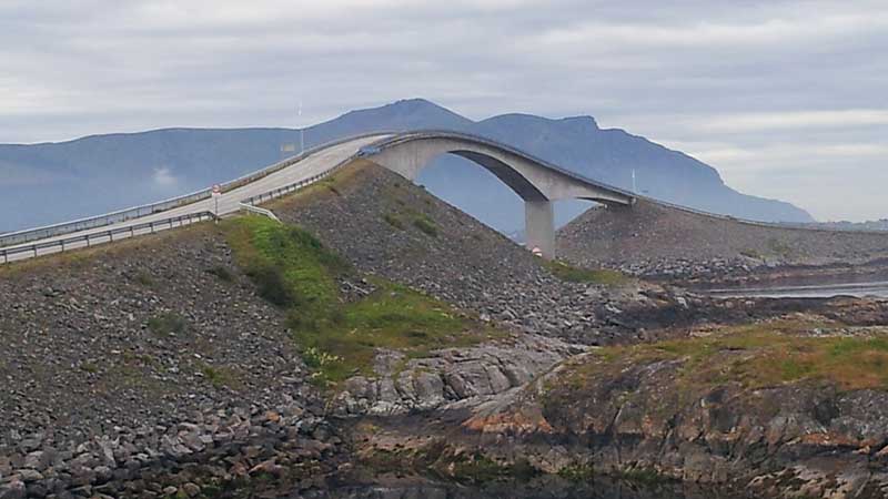 �k med Tj�rnarpsbuss l�ngs Atlanthavskusten i Norge � omgiven av fj�ll, fjordar och dramatisk natur