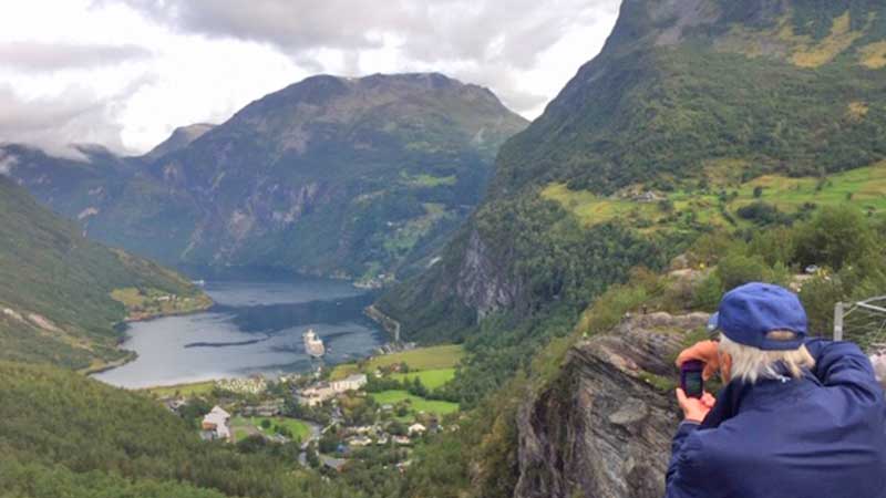 Geiranger fjords hisnande omgivning med h�ga fj�ll, djupa dalar. Upplev det med Tj�rnarpsbuss