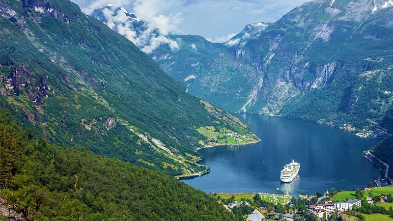 Overkligt vacker vy �ver Geiranger fjord och ett av alla kryssningsfartyg. 