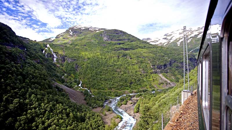 Fl�mbanan passerar frodiga dalar och m�ktiga vattenfall i Norges fj�llandskap.