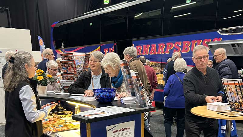 Seniorm�ssa Malm� en resem�ssa d�r Tj�rnarpsbuss st�ller ut med monter och ny fin helturistbuss!