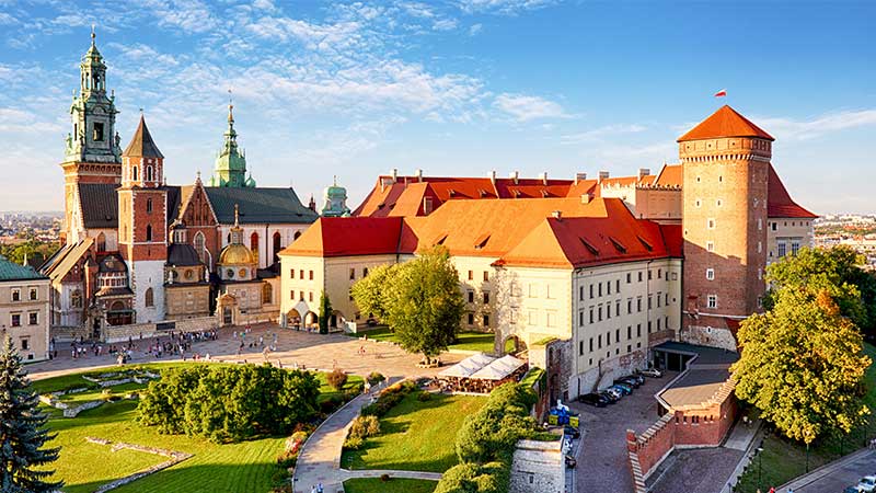 Historiska torget i Krakow, Polen under en bussresa dit “Historiska stadskärnan i Krakow med Mariakyrkan och tyghuset Sukiennice på torget, omgiven av färgglada byggnader och livliga gator i Krakow, Polen
