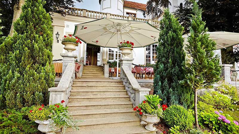 Trappa upp till altanen p� Castle Podewils hotell i Krag med Tj�rnarpsbuss resa