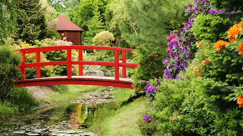 R�d bro i Hortulus Garden. Upplev den under bussresan med Tj�rnarpsbuss i Pommern