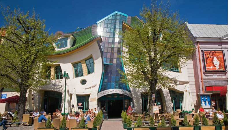 Det Lustiga huset i Sopots centrum, Krzywy Domek med b�ljande fasad. Se det med Tj�rnarpsbuss under er Polenresa