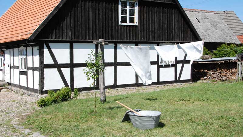 Traditionell kultur i Swowolo friluftsmuseum � Polenresa med Tj�rnarpsbuss till Pommern