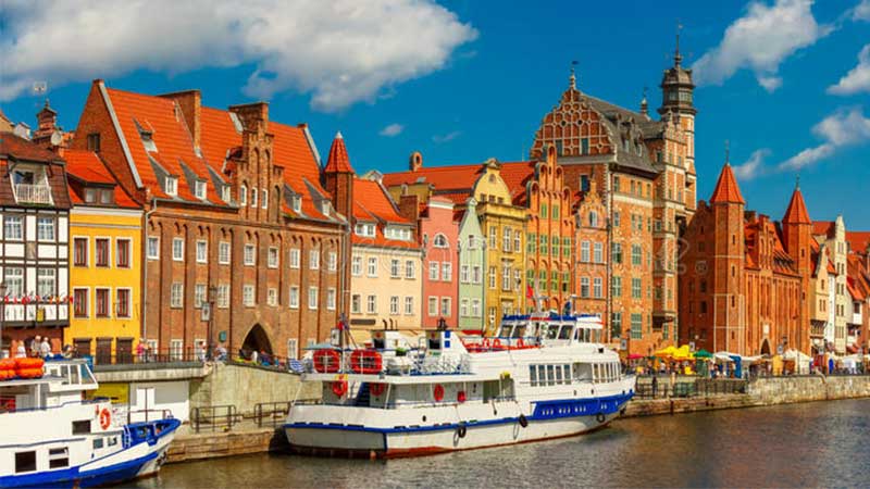 Gdańsk kanal och stadssilhuett vid bes�k med Tj�rnarpsbuss i Pommern