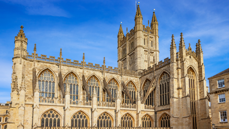 Bath Abbey i Somerset, England, med gotisk fasad och detaljerade stenhuggerier – en av stadens mest kända sevärdheter.