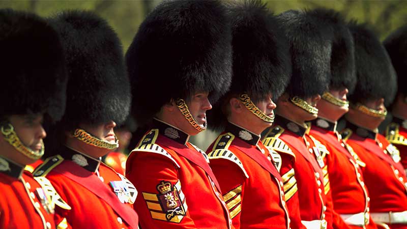 Vaktavlösning för det kungliga engelska livegardet vid Windsor Castle på Tjörnarpsbuss flygresa till England.