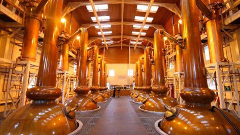 Glenmorangie-destilleriet med sina ekfat � Tj�rnarpsbuss erbjuder smakfulla whiskyresor till Skottland