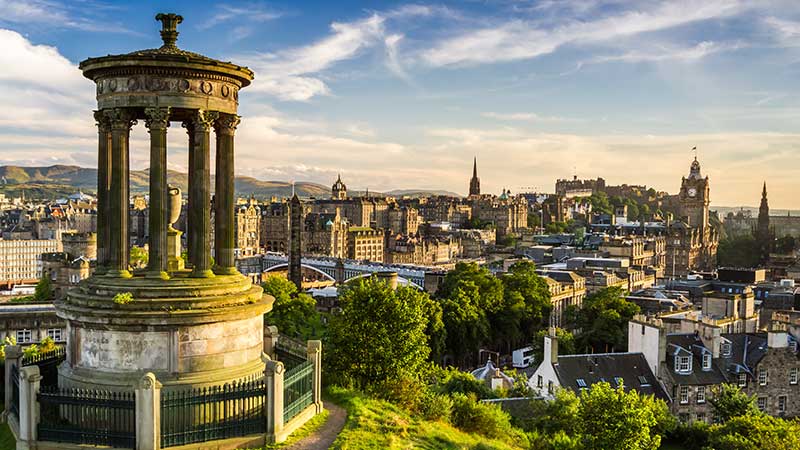 Vy från Calton Hill i Edinburgh – Tjörnarpsbuss erbjuder resor till Skottlands whisky destilleri