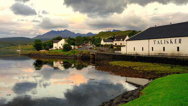 Talisker i kv�llsljus p� Isle of Skye � dramatiskt landskap och whiskyupplevelse med Tj�rnarpsbuss