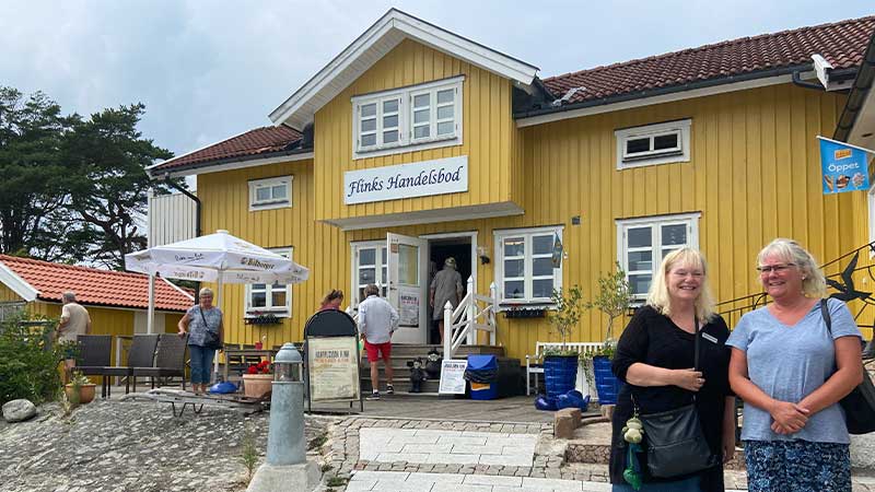 Den gula tr�byggnaden Handelsman Flinks handelsbod och restaurang som ligger p� Flat�n i Orust kommun i Bohusl�n  