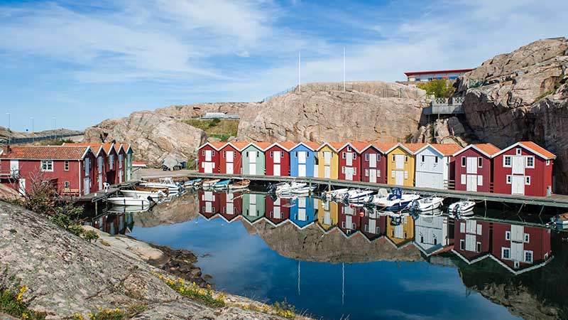 De ikoniska r�da och f�rgglad fiskebodarna l�ngs bryggan i Sm�gen p� den Bohusl�nska v�stkusten i Soten�s kommun