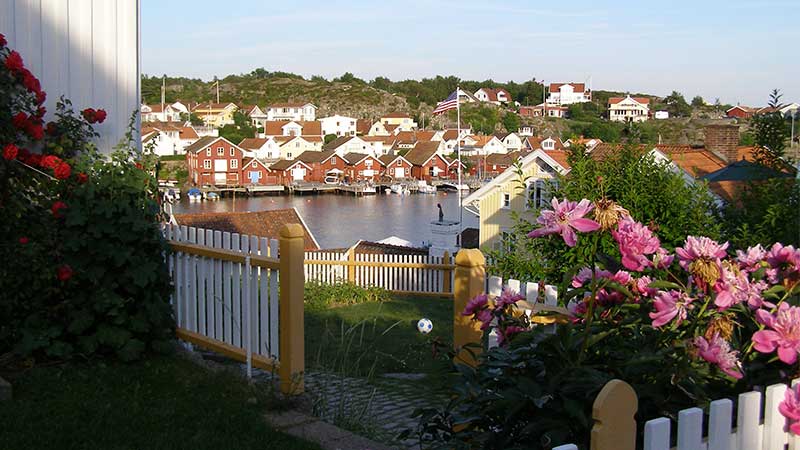 Vy �ver Fiskeb�ckskil p� Skaft� i Bohusl�n � pittoresk kustby med hav, klippor och traditionella tr�hus